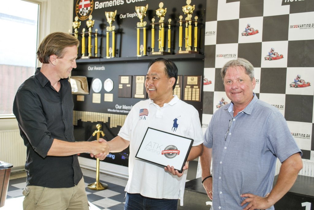 Ture Hansen (DASU General Manager), Khanh Phi Thai (BGK) og Bo Baltzer Nielsen (DASU Sportsdirektør)
(Foto: DASU)